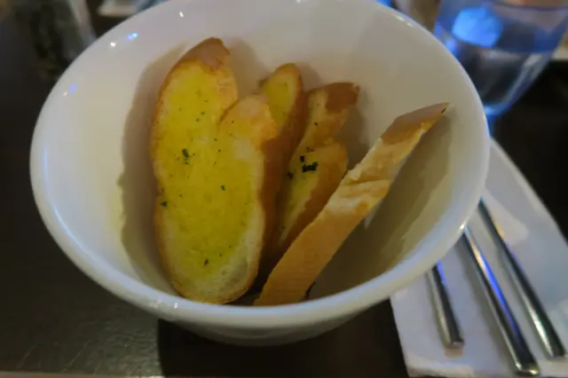 白酒煮蜆配蒜蓉包 