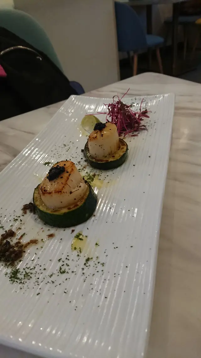 黑魚籽香煎帶子配檸檬薄荷汁