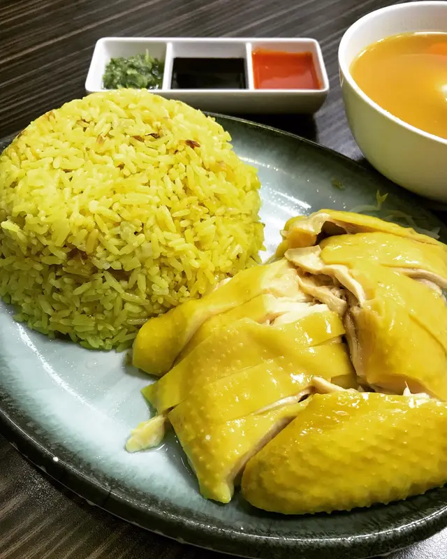 薑黃香茅飯超香，雞肉嫰滑
