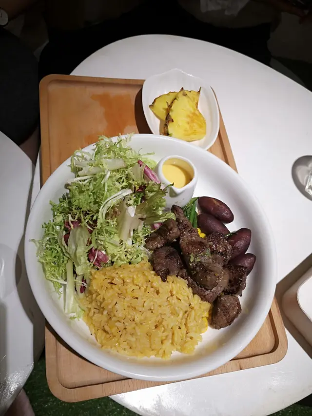 這個自選沙律餐好特別，可以選一款肉類(選了小牛柳)，再選3款配菜(選了玉米﹑番薯﹑法邊豆)，再選一款飯(選了南瓜糙米飯)，最後選了蜜糖芥末為沙律醬，全個配搭都好好味。