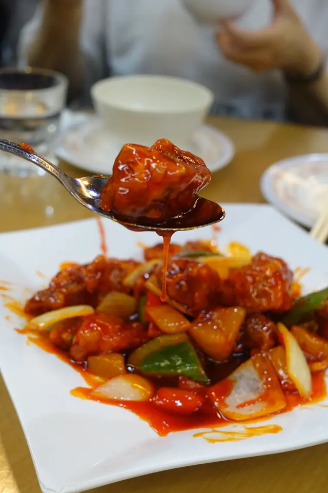 秘訣在於加入麥芽糖烹調，當我們舀起排骨，好像芝士拉絲的效果呀！