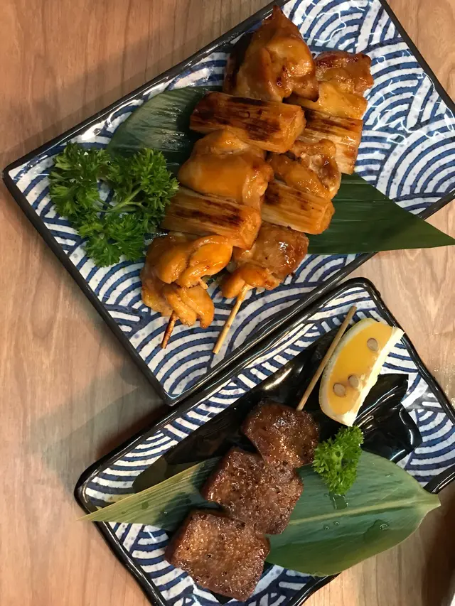 牛舌串燒。大葱雞肉串