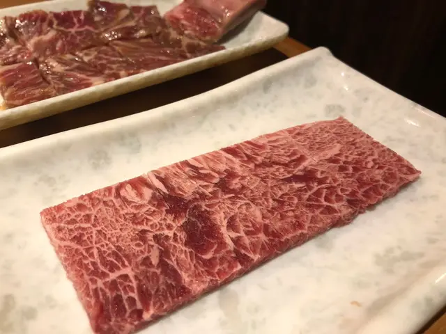 雲石般細緻的油花紋理,筋肉間帶呈網狀的細小脂肪,肉香軟嫩,入口即溶~😌