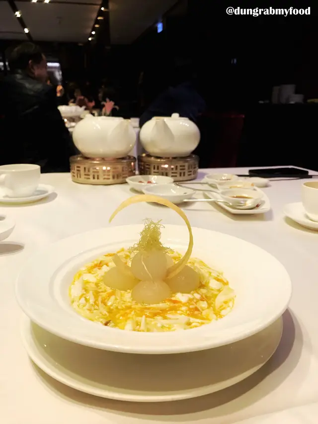 珊瑚白玉球 Steamed winter melon with crab meat, carrot paste and egg white