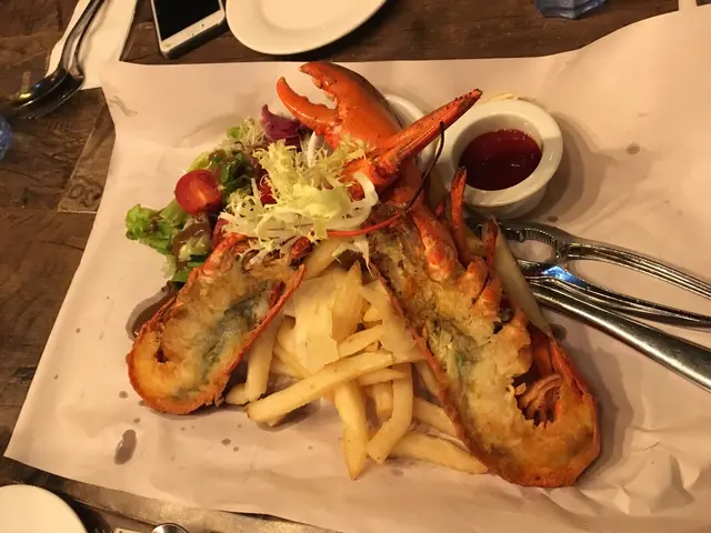 龍蝦份量都正常，係完整一隻，有薯條、沙律伴碟。可惜肉質唔算結實，冇咩鮮味，感覺唔太新鮮。 但黑松露薯條冇黑松露味，不過好香脆熱辣，沙律都ok。