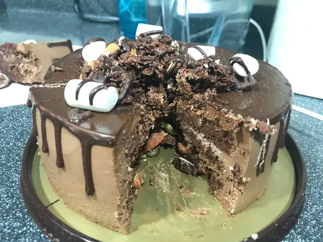 果仁朱古力淋漿蛋糕