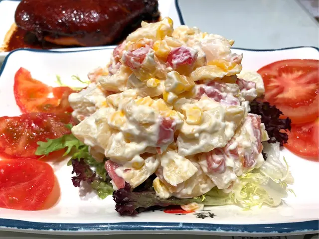 係開胃嘅餐前小食 除咗罐頭水果之外 仲有新鮮水果 例如蘋果粒 番茄 沙律菜墊底 材料份量都算豐富