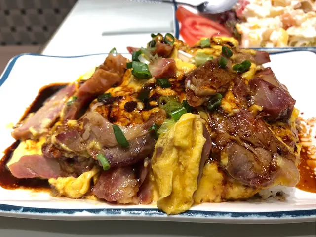 係滿滿嘅蛋同叉燒 好吸睛 大量 半肥瘦嘅叉燒充滿肉感 但雞蛋過熟 失去左滑蛋應有嘅滑溜感同精華蛋汁