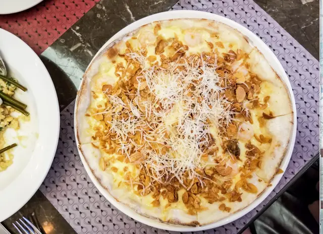 Garlic Snowing Pizza