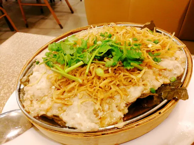 笼仔荷香蒸爆牙肉饼