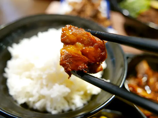 糖醋排骨配白飯加時令配菜