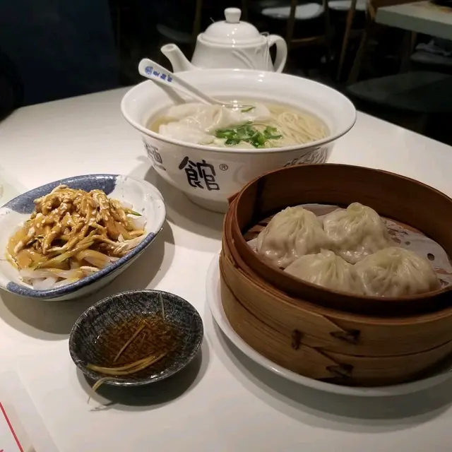 鮮肉小籠包($38),雞絲粉皮($52),菜肉餛飩麵($50)