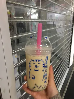 的確係個價錢吸引左我，20蚊一杯真係唔伏都當賺左，但估佢唔到，佢嘅黑糖味非常香濃，望住老闆落4.3明治奶，奶味好濃郁好rich。QQ嘅配搭都幾好，無珍珠咁濟。