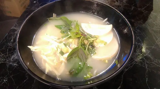 雞絲拼札肉湯粉