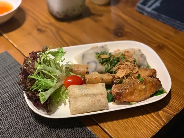 春卷、絲網海鮮春卷、雞翼、蒸粉包