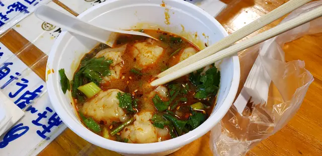 第一次見紅油抄手係有湯浸住