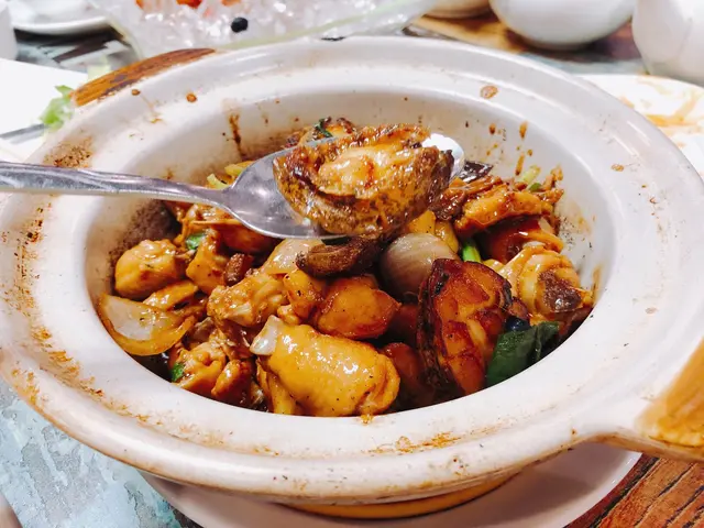 鮑魚滑雞煲