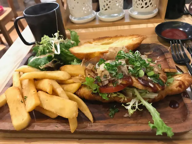 午市套餐—日式豚肉叉燒牛角包配炸薯條