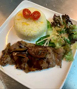 网烧牛扒饭配洋葱汁
