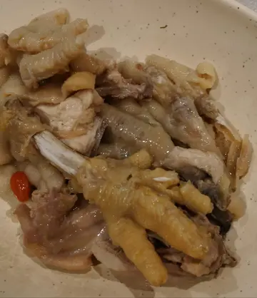 浓汤花胶螺头煲鸡