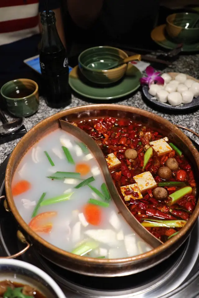 麻辣鍋拼酸菜白肉鍋