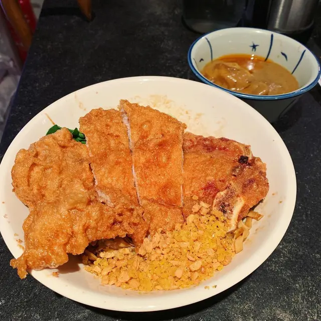 秘製豬扒撈粗麵(咖哩汁)