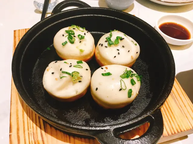 羅春閣爆汁生煎包