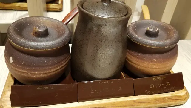 餐桌上三種醬汁: 西柚汁、豬扒汁、紫菜汁