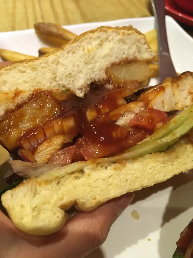 菠蘿燒烤雞柳漢堡