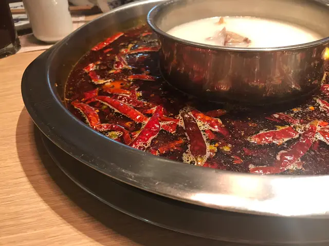 鴛鴦鍋（即大骨滋補 + 重慶辣湯）