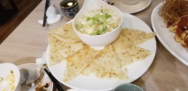 這個餸菜，睇落好平凡，食落就唔平凡，小朋友會喜歡，因為煎米餅好香脆，唔掂上湯汁都已經有味（好似食薯片）掂佐上湯又是另一種食法，上清用足，味道清甜配米粉就似上湯浸炒米粉（口感：脆中有汁唔會太乾，都適合唔喜歡食乾身食物人仕，但有想食少許香口野朋友仔）。