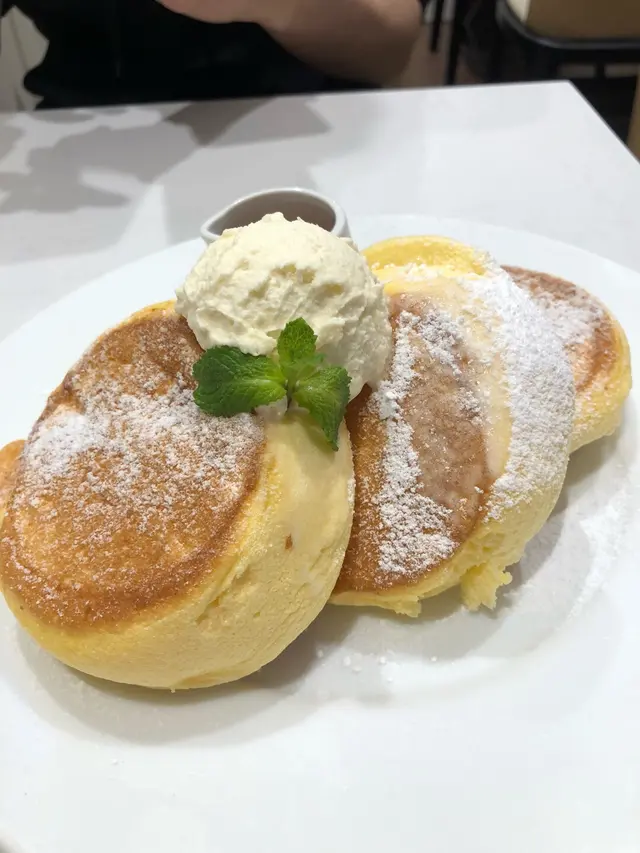 質地鬆軟，顏色略帶黃色， 底和面煎香的部分香口， 含有淡淡蛋香和麵粉香味， 配以白色糖霜和忌廉甜度剛好， 喜歡原味的朋友試這個一定很喜歡！😋