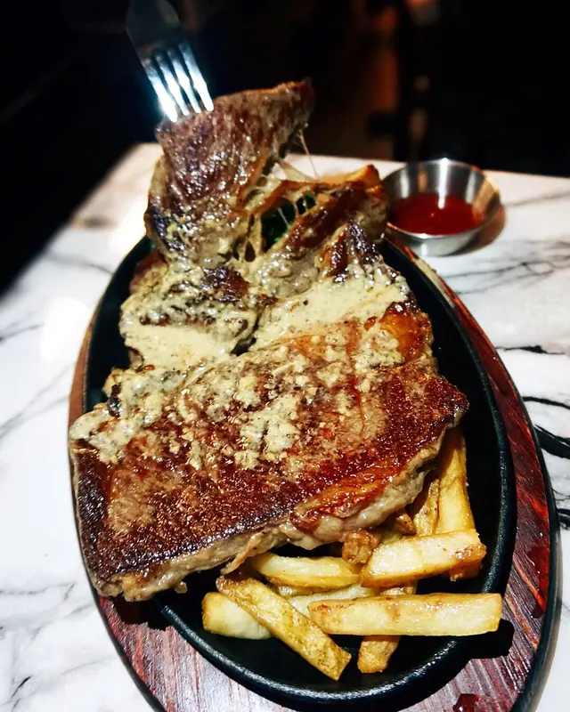 頂級巨型牛肩肉眼扒餐