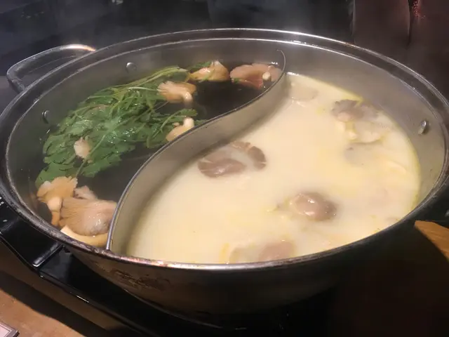 皮蛋芫茜湯拼招牌螺片濃雞湯