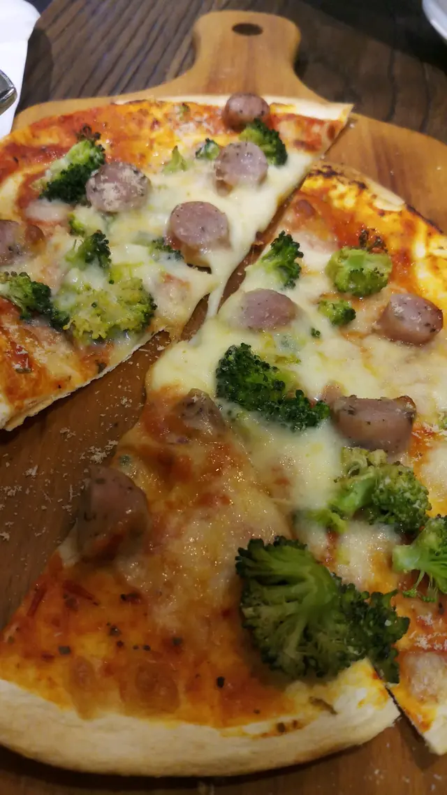 香腸西蘭花芝士薄脆