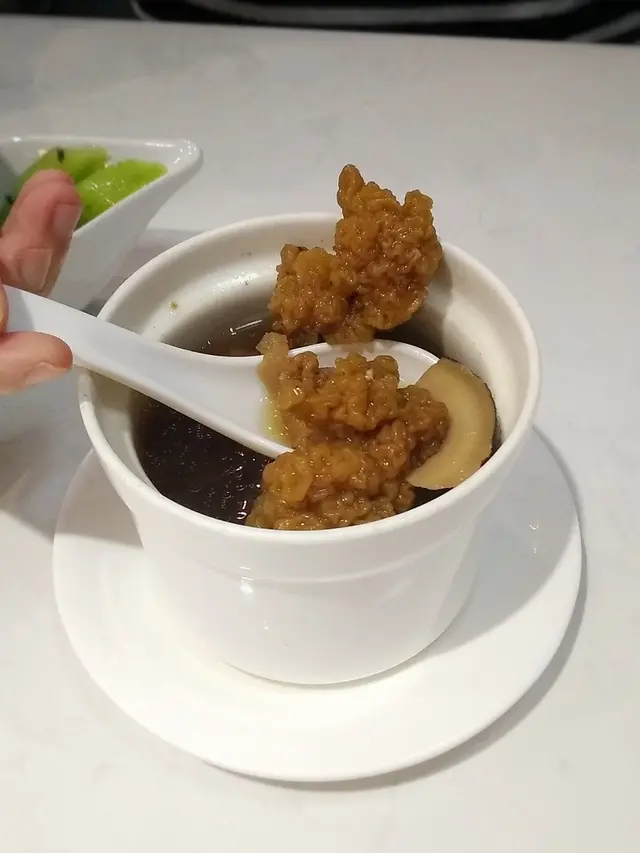姬松茸椰子黃耳竹笙燉湯