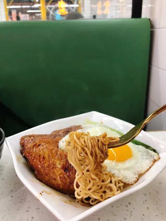 麻辣雞中翼煎蛋撈出前一丁