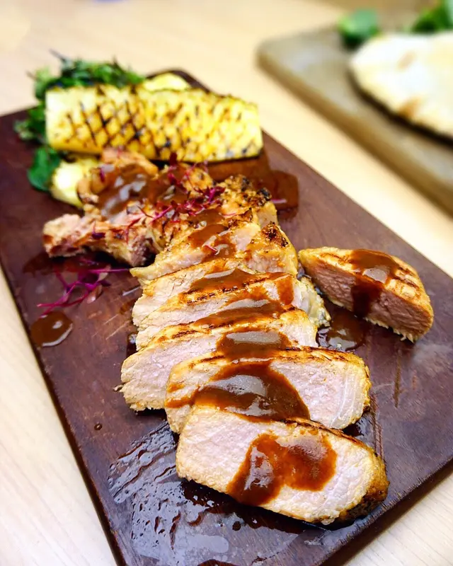 燒焗本地黑毛豬安鞍架及扒菠蘿配燒汁12oz