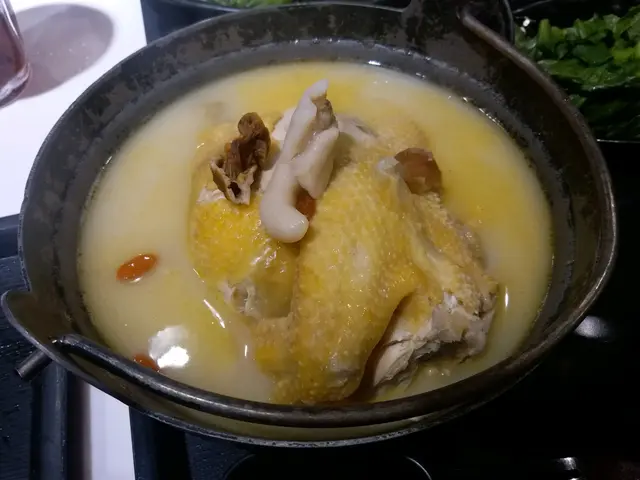 姬松茸螺頭螺雞煲湯