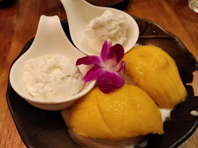 芒果糯米飯配椰子雪糕