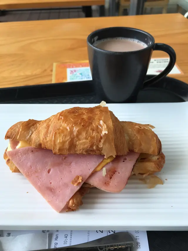 芝士火腿牛角包