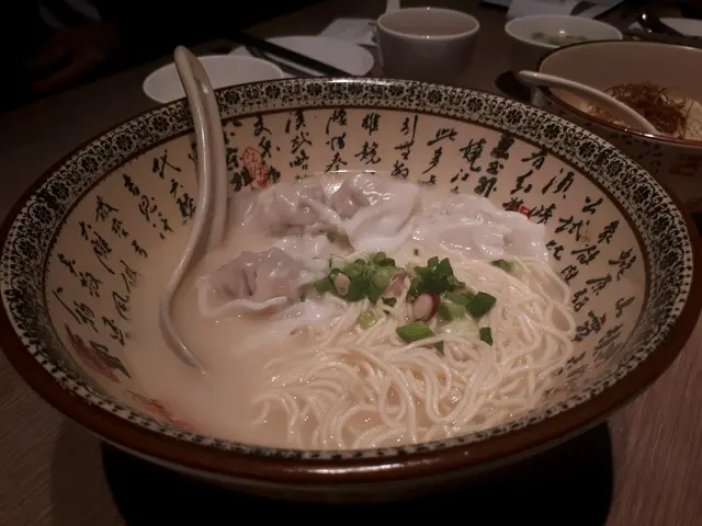 菜肉雲吞湯拉麵