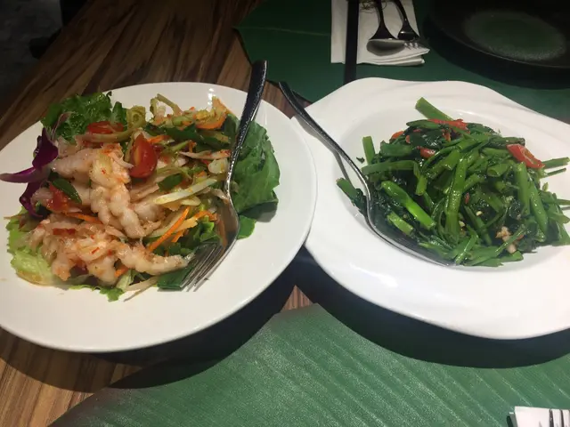 醃無骨鳳爪沙律、飛天通菜