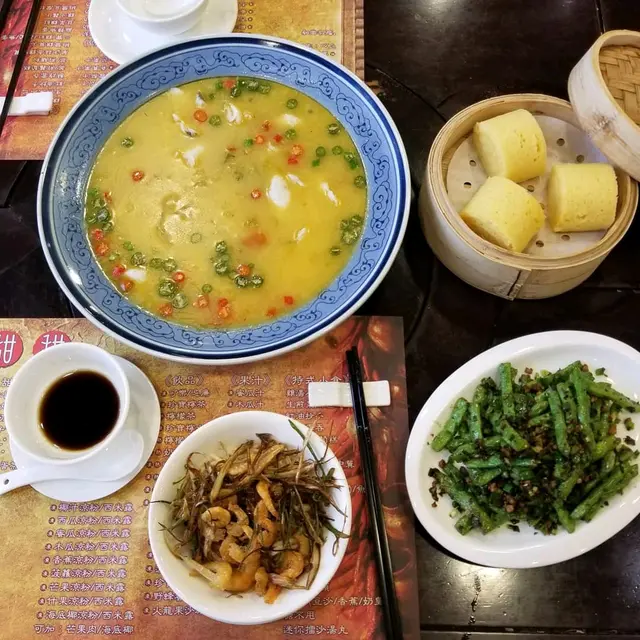 酸菜煮有機桂花魚片($298),蔥油拌麵($48),乾煸四季豆($88),蛋黃馬拉卷($32)