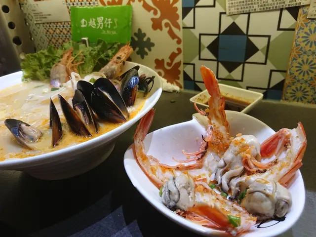 原隻生蝦生蠔拼藍青口椰汁酸湯檬