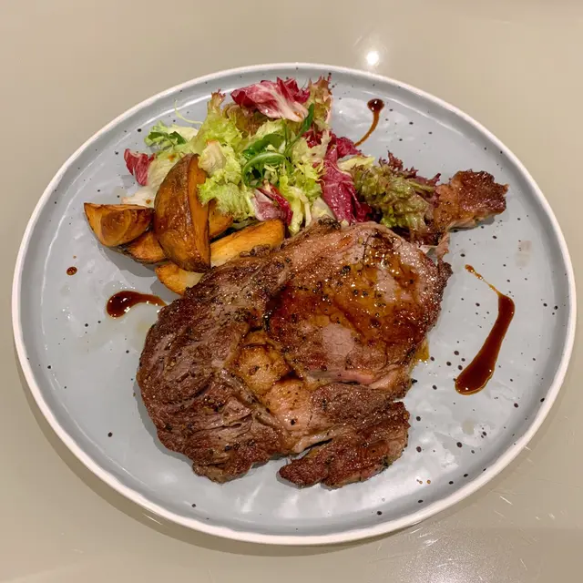慢煮肉眼扒配香烤薯仔及田園沙律