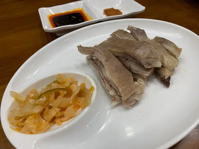 無諗過涮羊排咁好食！😍
外皮煙韌，肥瘦適中，
鮮嫩多汁，厚肉，肉香四溢！
唔洗蘸醬料，原汁原味，已經夠晒好味道！