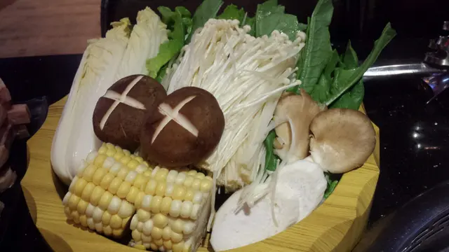 分別有娃娃菜、生菜、油麥菜、金菇、東菇、雞肶菇、秀珍菇和粟米,可以每樣都有些,非常用心。