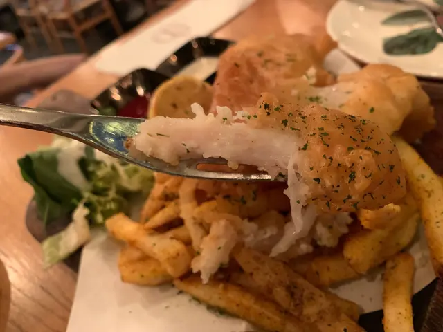 英式啤酒炸比目魚配香料薯條