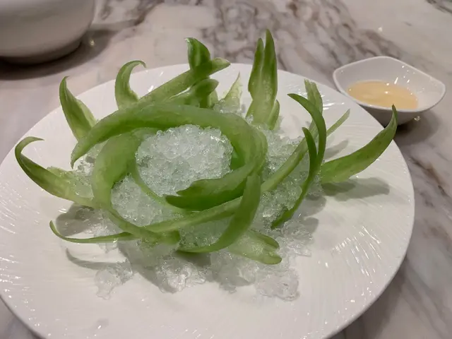 每片苦瓜嘅厚薄一致，點蘸蜜糖一起吃，冰涼爽脆，甘苦相間，解暑佳餚。